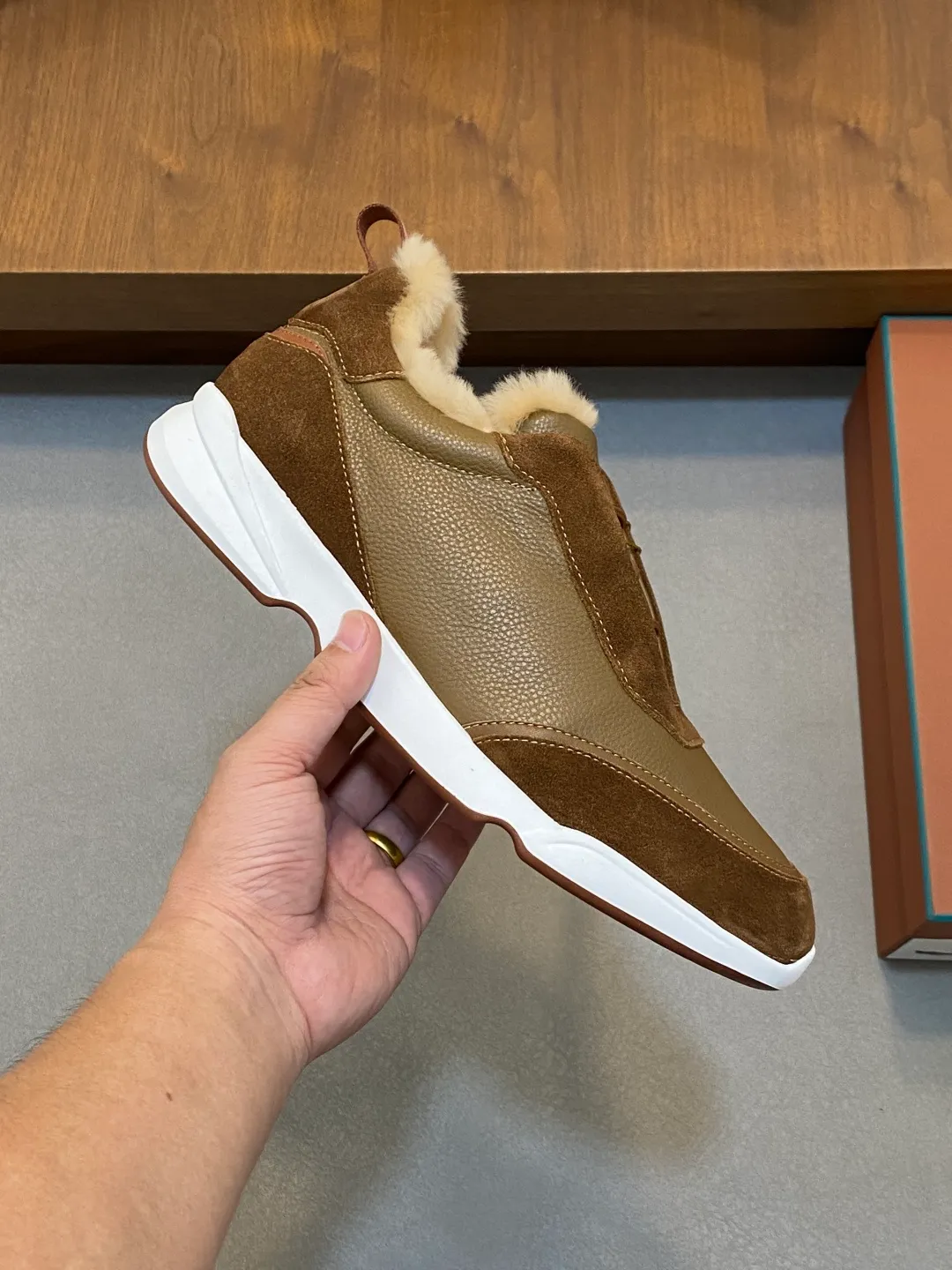 💰840 Winter LoroPiana WeekendWalk men's wool warm sneakers! Specially designed wool warm shoes for men! This WeekEndWalkEvo casual shoe reinterprets the WeekEnd casual shoe with a design that combines the characteristics of running shoes and walking shoes. An improved version of the classic shoe style in the autumn/winter series, the shoe body is made of fleece cotton blend with a slight elasticity to ensure that the upper part of the shoe is covered and fitted. The narrow silhouette in the middle and the warmth of the integrated fur lining make the shoes comfortable and practical to wear. The shoe details, combined with the lightweight rubber sole with ridged edges, add a sporty feel to the shoe. Kummel rubber sole with stitching and ultra-light technical material sole: This design structure helps distribute weight properly and improve shock absorption. Raised edges on the sole ensure traction and stability during walking. Body: 97% cotton, 3% spandex lining. Wool sole rubber! Size: 39/40/41/42/43/44 (45.46 customized) standard leather shoe size original box package